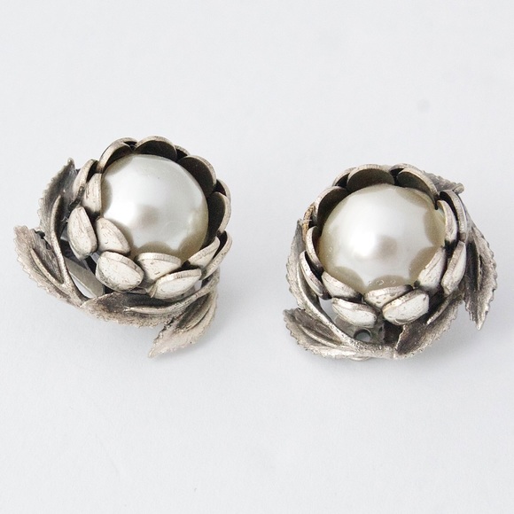 Vintage Faux Pearl Flower Bud Clip On Earrings Silver Tone Floral - Picture 4 of 5